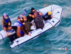 Британийн эргийн хамгаалалтынхан хууль бус цагаач суусан завь саатуулжээ