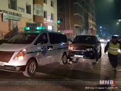 Өвчтөн тээвэрлэж явсан түргэний машиныг мөргөж, эмчийг гэмтээжээ