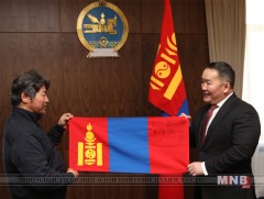 Антарктид тивд мандсан төрийн далбааг Ерөнхийлөгч Х.Баттулгад гардуулав