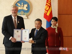 Жон Ховард Лангтрийг Найрамдал медалиар шагналаа