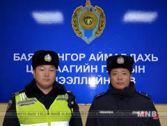 Цагдаа нар гурван хүнийг галд шатахаас аварчээ