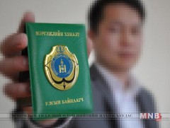 Улсын байцаагчийн нэрийг барьж залилан хийжээ