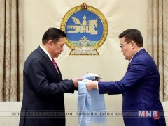 УИХ-ын гишүүн М.Энхболд УИХ-ын даргаар сонгогдсон Г.Занданшатарт хүндэтгэл илэрхийлэв