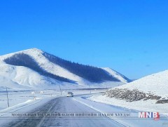Хангайн уулсаар ялимгүй цас орно