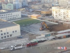 Хөл бөмбөгийн талбайн хиймэл зүлгийг хуулж барилгын ажил эхлүүлээд байна