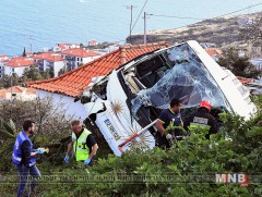 Жуулчны автобус замын хажуу руу унаж, 30-аад хүн нас баржээ