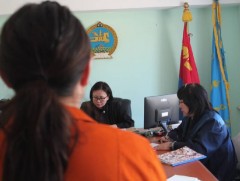 Хүүхдүүдийнхээ төлөө хичээж, зөв амьдарна