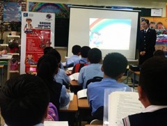 Хүүхдүүд бие биедээ хүний эрхийн мэдлэг, ойлголт түгээж байна