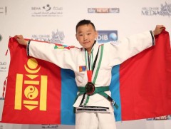 Жиү жицүгийн дэлхийн аварга хүү шагналынхаа мөнгөөр мод тарьжээ