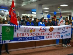 “Дэрэн” клубын хөлбөмбөгчид ганзага дүүрэн медальтай эх орондоо ирлээ