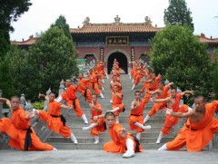 Шаолин кунг-фугийн үзүүлбэр үзүүлнэ