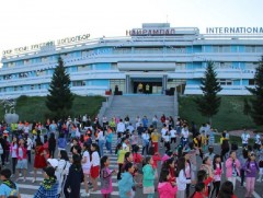 “Найрамдал”-д ирээд хар, бараан дурсамжаа санах сөхөөгүй хөгжилдөж байна