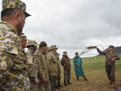 Киргиз улсын баг тамирчид морь бугуйлдах дасгал гүйцэтгэлээ