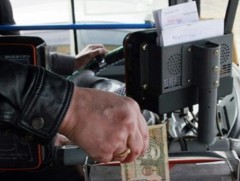 Иргэд нийтийн тээврээр зорчихдоо бэлэн мөнгө төлсөөр байна