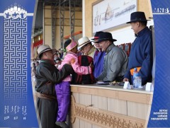 Хурдан морины унаач хүүхдүүдэд баяр хүргэж, гарын бэлэг гардууллаа