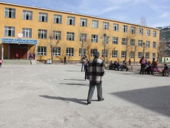 62 дугаар сургуулийн 6 настнууд нэг ширээнд гурвуулаа сууж, хичээллэж байна