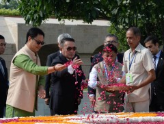 Ерөнхийлөгч Х.Баттулга Раж Гат цогцолборт цэцэг өргөж, хүндэтгэл үзүүллээ