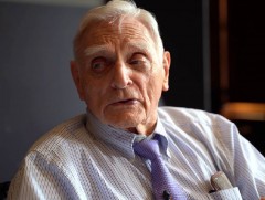 Жон Гүүдэнау 97 насандаа Нобелийн шагналтнаар тодорлоо