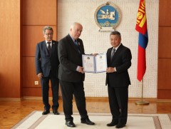 Монголч эрдэмтэн Удо Б.Баркманныг Төрийн дээд шагнал Алтан гадас одонгоор шагнав