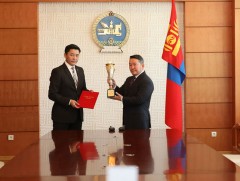 Монгол Улсын Ерөнхийлөгч Х.Баттулгад “Токио олимп” сангийн цомыг гардууллаа