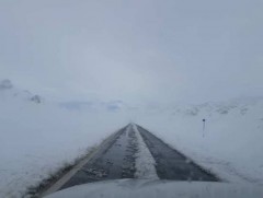 Хот хоорондын автобус ачааны машинтай мөргөлджээ