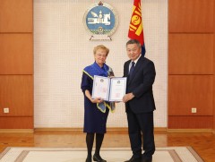 Ерөнхийлөгч зарлиг гаргаж Мирна Анн Адкинсийг Алтан гадас одонгоор шагнав