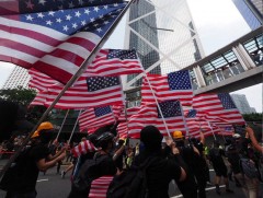 Хонконг ардчиллын хөдөлгөөнийг дэмжих хуулийн төсөлд гарын үсэг зурахыг Дональд Трампаас хүсчээ