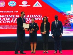 Цагдаагийн хошууч Д.Оюун шилдэг эмэгтэй алба хаагч шагнал хүртлээ