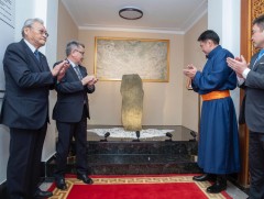 Хүйс толгойн бичээсийг Төрийн ордонд залав