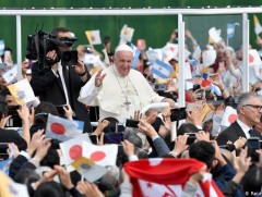 Японы эзэн хаан Нарухито Ромын пап Францисктай уулзлаа