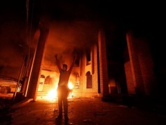 Иракийн Засгийн газрыг эсэргүүцэгчид Ираны консулын байр руу халджээ