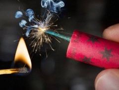 Хаана, хэзээ үйлдвэрлэсэн нь тодорхойгүй, стандарт хангахгүй салют хэрэглэх нь эрсдэлтэй гэв