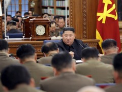 Умард Солонгосын удирдагч Ким Жон Ун армийн захирагчидтай уулзжээ  