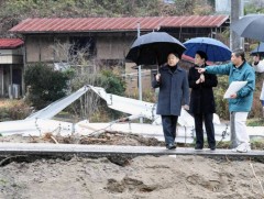 Японы эзэн хаан Нарухито хар салхинд өртсөн бүс нутгуудад зочилж байна 