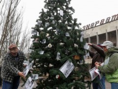 Чернобылийн орхигдсон хотод зул сарын мод заслаа 