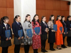 “Монголын түүх-Монгол бахархал” эсээ бичлэгийн уралдаанд тэргүүлсэн сурагчдад шагнал гардууллаа