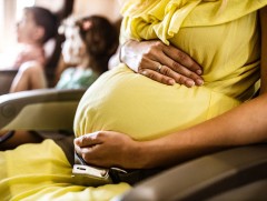 Гадаадын жирэмсэн эхчүүд АНУ-ын хилээр нэвтрэх боломж улам хязгаарлагдана