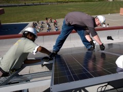 Калифорнийн сургуулиуд нарны эрчим хүч ашиглаж байна 