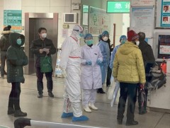 Коронавирусийн голомтод ажиллаж байсан эмч нас баржээ 