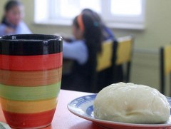 1-5 ангийн сурагчид 900 төгрөгөөр үдийн цайгаа ууна