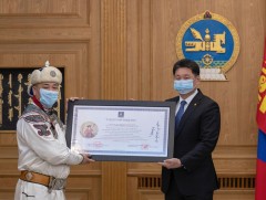 Туульч А.Балдандоржид Соёлын биет бус өвийн Шилдэг өвлөн уламжлагч батламж, мөнгөн шагналыг гардуу..