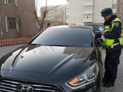 Нарны туяанаас хамгаалах авто машины хальсан наалтыг тогтмол шалгаж байна