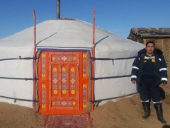 Б.Өлзийбат: Хаанаас, хэнээс гуйгаад явах вэ дээ гэж бодоод өөрийнхөө гэрийг барьж өгсөн