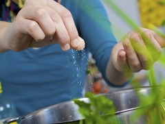 Давсны хэрэглээгээ багасгаснаар зүрх, судасны өвчлөлөөс сэргийлнэ