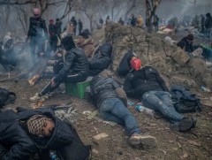 Европыг зорьсон дүрвэгчид Грекийн цагдаа нартай мөргөлджээ