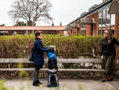 Данийн сурагчид хичээлдээ явж байна 