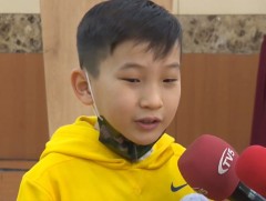 Есөн настай Н.Содбилэг өөрийн бичсэн номоо зарж олсон мөнгөө ЭМЯ-нд хандивлалаа 