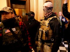 Мичиганд буутай иргэд хөл хориог эсэргүүцжээ