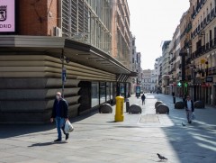 Итали, Испани улсууд хөл хориогоо сулруулж эхэллээ