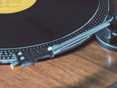XX  зууны дунд үед эстрад урлагийн эд эс төлжин гарч ирэхдээ л хатуу шүүмжлэлтэй тулгарсан
